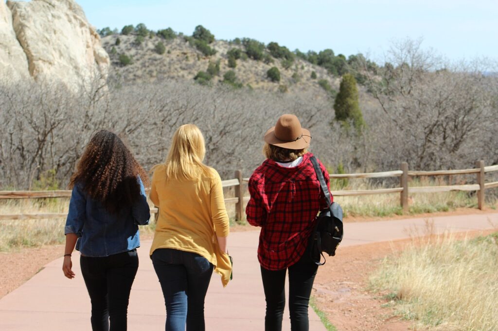 friends-gc0faf4a09_1280 Three girlfriends hiking in the wilderness